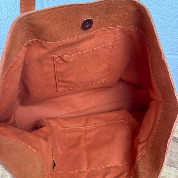 Made in Los Angeles (M.I.L.A.) suede tote bag with tassel - Picture 10 of 14